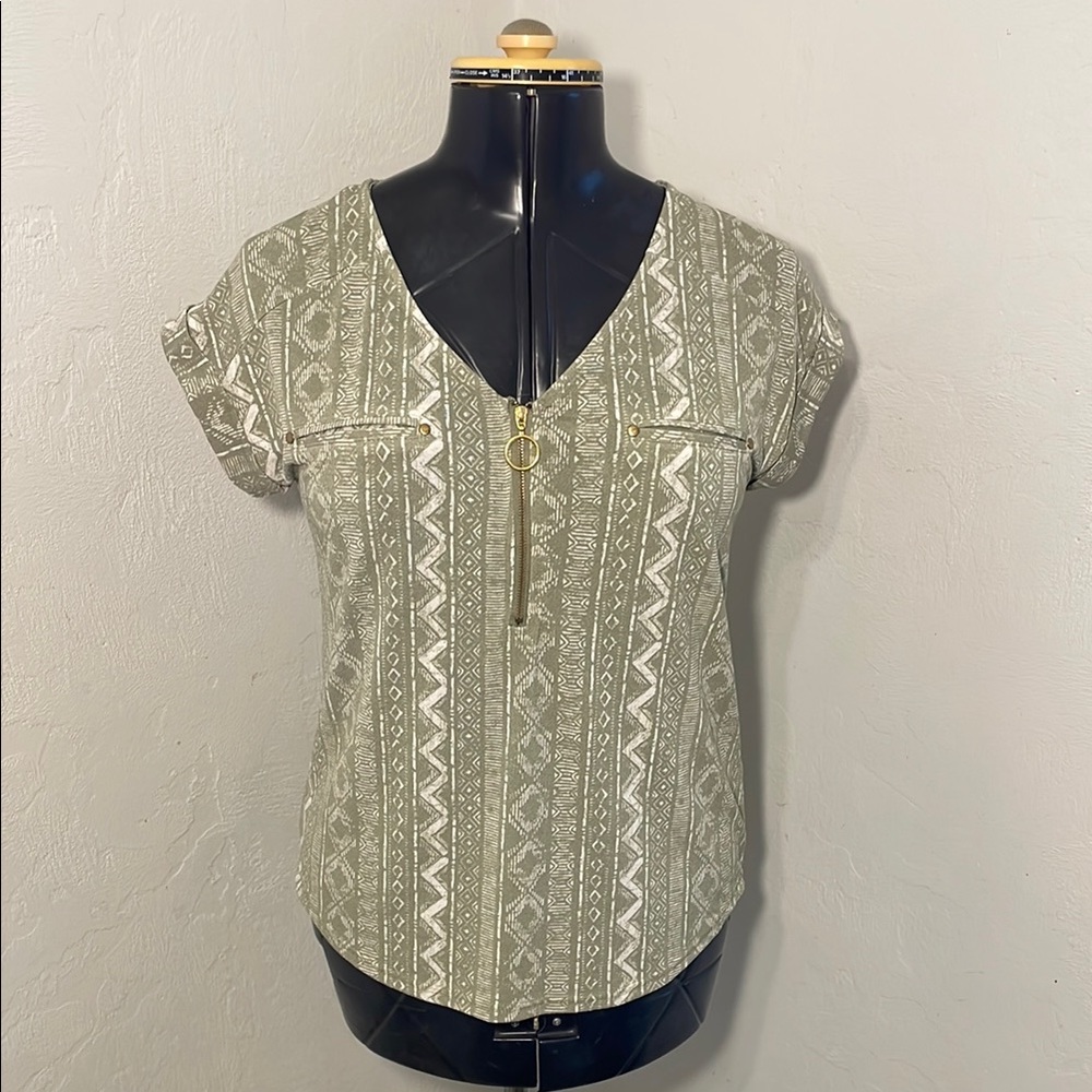 Flower & Feather Green and White Short Sleeve Blouse